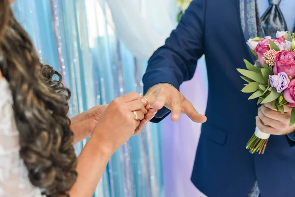 그는 그녀의 결혼 반지를 넣어 — 스톡 사진