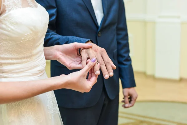 Az esküvői gyűrű feltesz neki — Stock Fotó