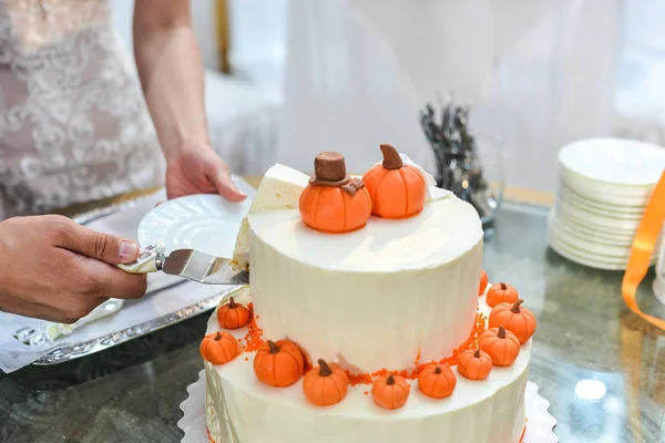 빨간 장미와 웨딩 케이크입니다. 오렌지 — 스톡 사진