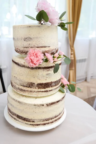 Bolo de casamento com rosas vermelhas. laranja — Fotografia de Stock