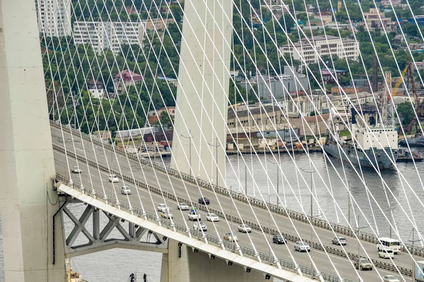 Rusia, el puente sobre la bahía del cuerno de oro en Vladivostok — Foto de Stock