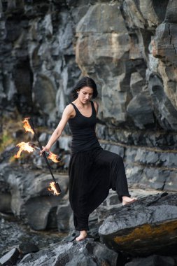 Deniz kıyısında ateş gösterisi