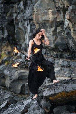 Deniz kıyısında ateş gösterisi