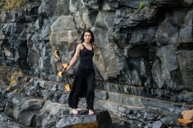 Deniz kıyısında ateş gösterisi