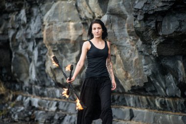 Deniz kıyısında ateş gösterisi