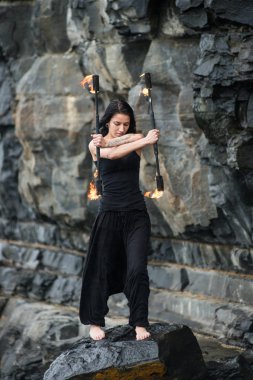 Deniz kıyısında ateş gösterisi