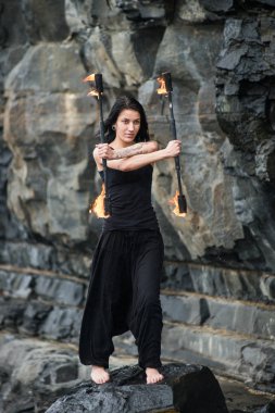 Deniz kıyısında ateş gösterisi