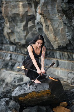 Deniz kıyısında ateş gösterisi