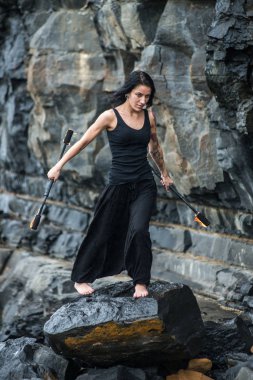 Deniz kıyısında ateş gösterisi