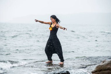 Deniz kıyısında ateş gösterisi