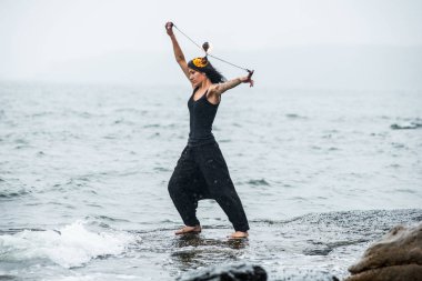 Deniz kıyısında ateş gösterisi