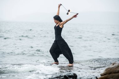 Deniz kıyısında ateş gösterisi