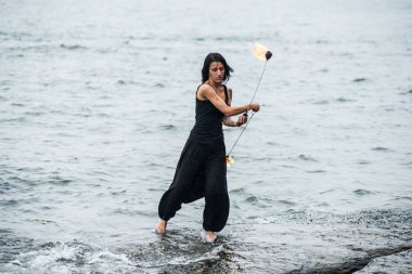 Deniz kıyısında ateş gösterisi