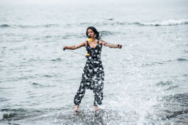 Deniz kıyısında ateş gösterisi