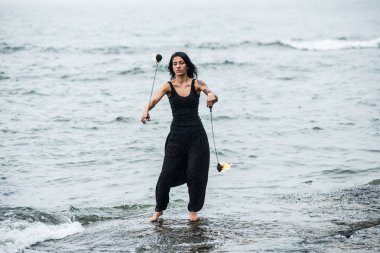 Deniz kıyısında ateş gösterisi