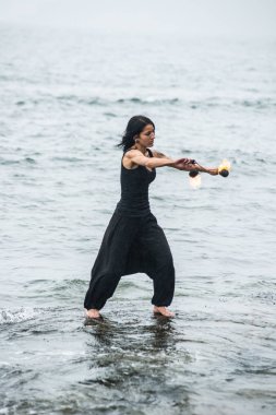 Deniz kıyısında ateş gösterisi