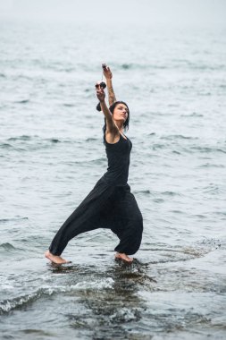 Deniz kıyısında ateş gösterisi