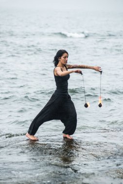 Deniz kıyısında ateş gösterisi