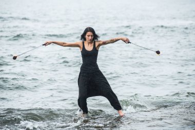 Deniz kıyısında ateş gösterisi