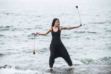 Deniz kıyısında ateş gösterisi