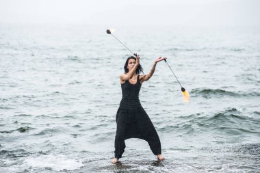 Deniz kıyısında ateş gösterisi