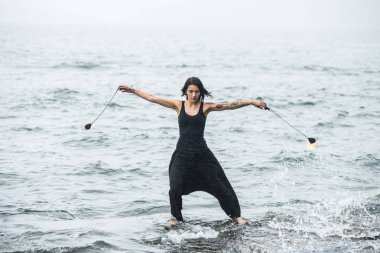 Deniz kıyısında ateş gösterisi