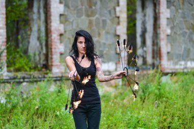 Deniz kıyısında ateş gösterisi