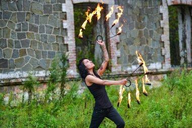 Deniz kıyısında ateş gösterisi