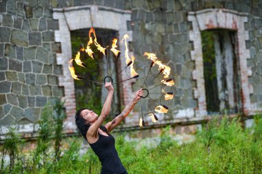 Deniz kıyısında ateş gösterisi