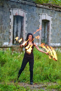 Deniz kıyısında ateş gösterisi