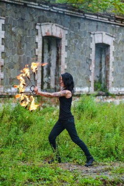 Deniz kıyısında ateş gösterisi