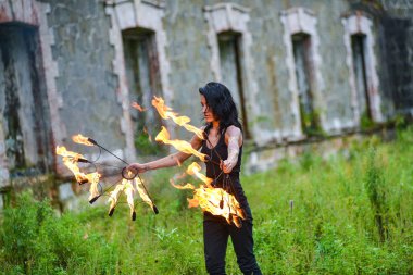 Deniz kıyısında ateş gösterisi