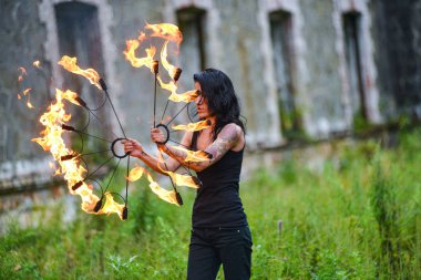 Deniz kıyısında ateş gösterisi