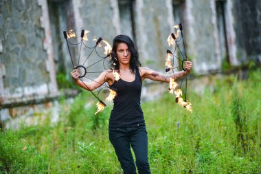 Deniz kıyısında ateş gösterisi