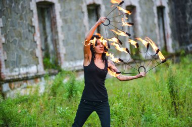 Deniz kıyısında ateş gösterisi