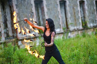 Deniz kıyısında ateş gösterisi