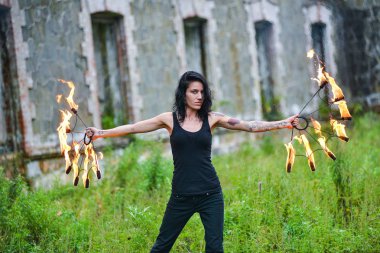 Deniz kıyısında ateş gösterisi