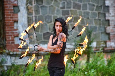 Deniz kıyısında ateş gösterisi