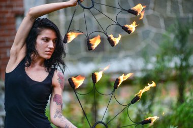 Deniz kıyısında ateş gösterisi