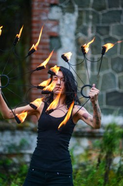 Deniz kıyısında ateş gösterisi