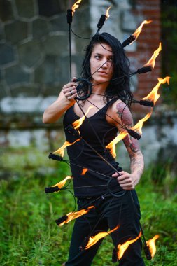 Deniz kıyısında ateş gösterisi