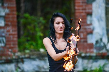 Deniz kıyısında ateş gösterisi