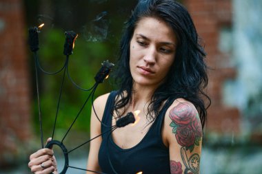 Deniz kıyısında ateş gösterisi