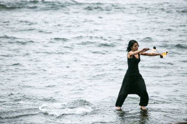 Deniz kıyısında ateş gösterisi