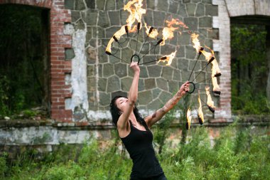 Deniz kıyısında ateş gösterisi