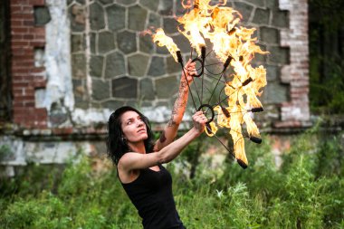 Deniz kıyısında ateş gösterisi