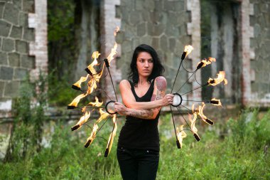 Deniz kıyısında ateş gösterisi