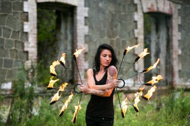 Deniz kıyısında ateş gösterisi