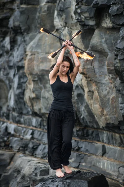 Deniz kıyısında ateş gösterisi