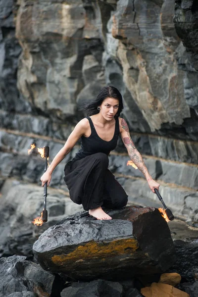 Deniz kıyısında ateş gösterisi